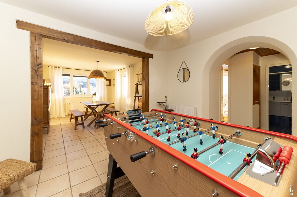 appartement l'érable vue le baby foot avec en arrière plan le coin repas