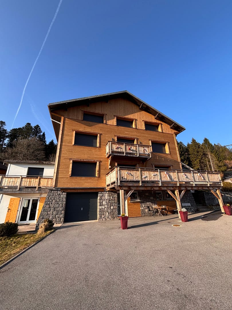 Façade du chalet La Grande Cabane du Blanc Ruxel à Xonrupt-Longemer, gîte de groupe 19 personnes proche Gérardmer.